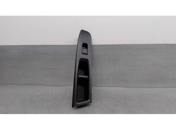 Recambio de mando elevalunas delantero derecho para toyota yaris 1.0 cat referencia OEM IAM 742310D690  