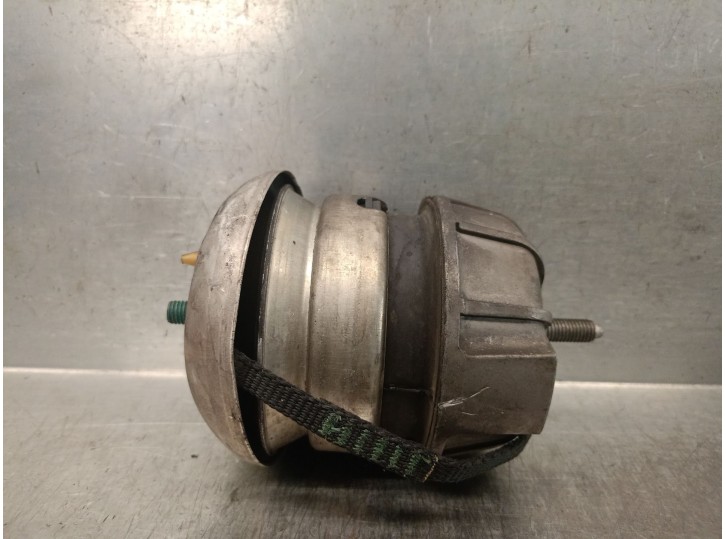 Replacement right engine mount for Jaguar S-Type II (X200) 2.7 D OEM IAM reference XR82892 XR82892 