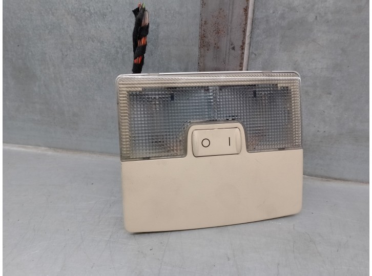 Recambio de luz interior para audi a6 berlina (4b2) referencia OEM IAM 4B0947105  TRASERA