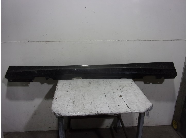 Recambio de faldon lateral para bmw serie 1 cabrio (e88) 2.0 turbodiesel cat referencia OEM IAM 51770036143 NEGRO IZQUIERDO