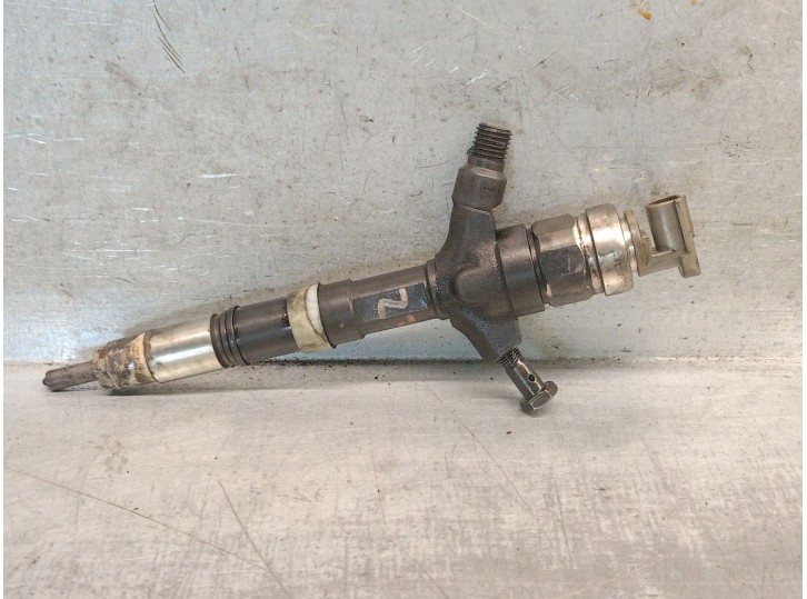 Injector replacement part for Toyota Avensis sedan (t25) 2.0 turbodiesel CAT OEM IAM reference 236700G010 DENSO