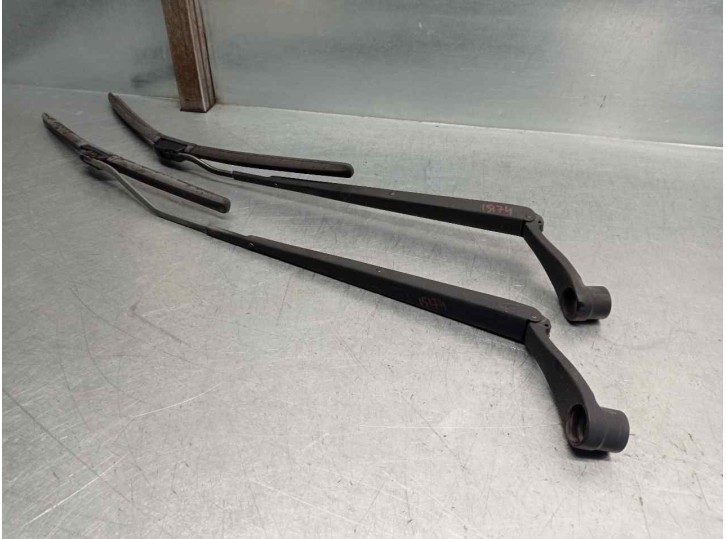 Recambio de brazo limpia delantero derecho para hyundai accent (mc) 1.4 cat referencia OEM IAM   