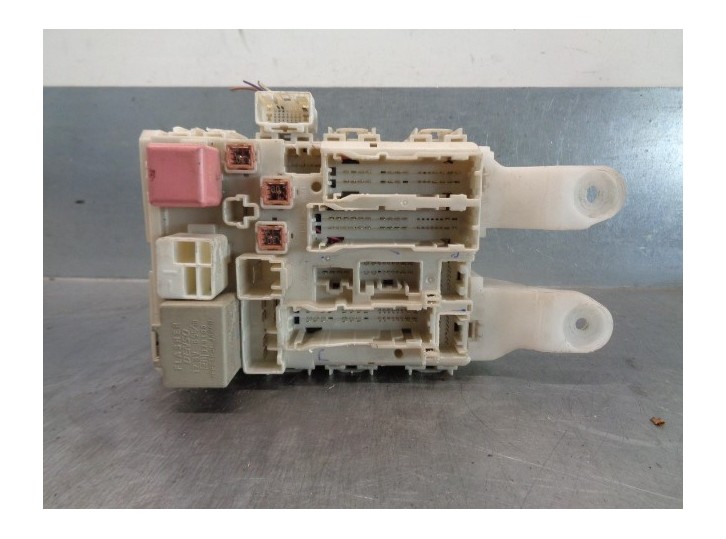 Replacement relay / fuse box for Toyota Auris Luna+ OEM IAM reference 8273002150 