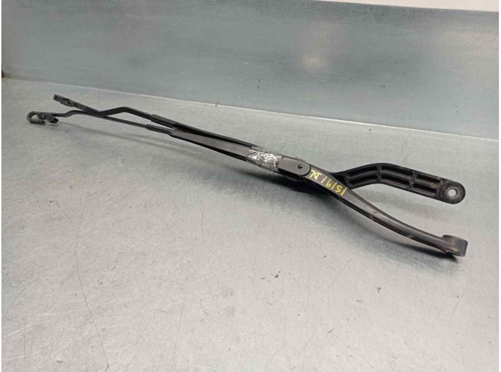 Recambio de brazo limpia delantero derecho para opel vectra c berlina 1.9 cdti referencia OEM IAM 