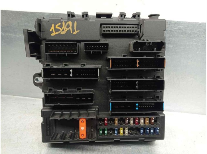 Replacement relay / fuse box for Opel Vectra C Sedan 1.9 CDTi OEM IAM reference 13170891 519048102 