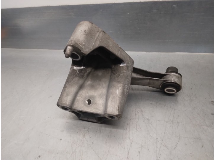 Replacement engine mount for Renault Modus 1.5 dCi diesel OEM IAM reference 8200239895 
