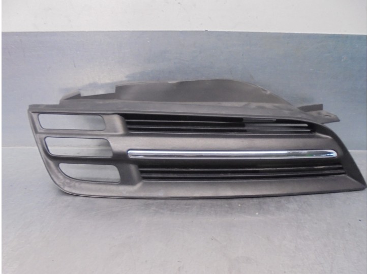 Replacement front grille for Nissan Micra (K12E) 1.2 CAT OEM IAM reference 62320AX600 