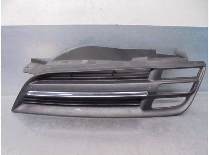 Replacement front grille for Nissan Micra (K12E) 1.2 CAT OEM IAM reference 62330AX600 