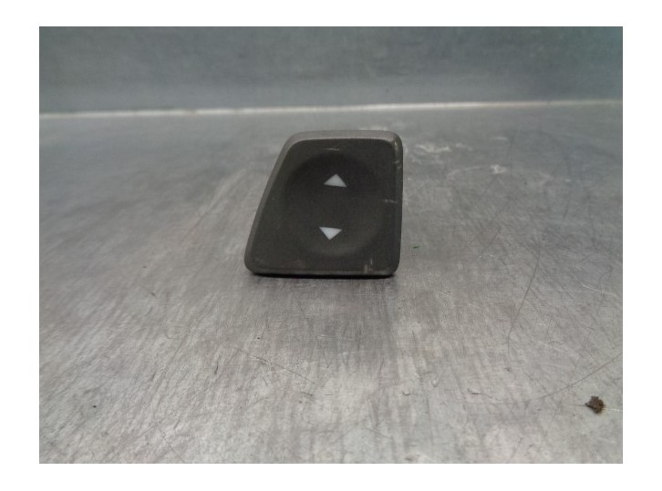 Recambio de mando elevalunas delantero izquierdo para fiat 500 (312_) 1.4 (312axc1b, 312cxc1b) referencia OEM IAM 305063238C 