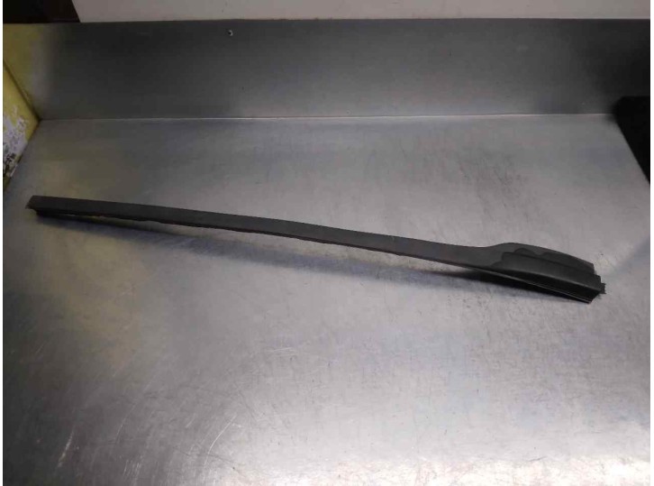 Recambio de molduras delanteras para jeep compass 2.0 crd cat referencia OEM IAM 0YS49RXFAB 