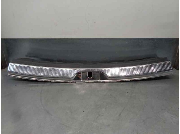 Replacement rear trim moldings for Skoda Superb Combi (3T5) 2.0 TDI DPF OEM IAM reference 