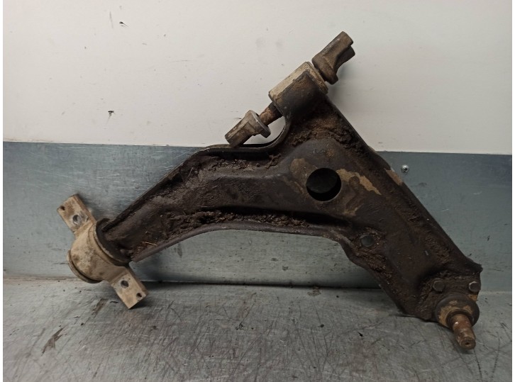 Replacement front right lower suspension arm for Saab 9000 CD 2.3 CD Turbo OEM IAM reference 8958373 