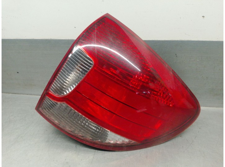 Recambio de piloto trasero derecho para kia rio i hatchback (dc) 1.3 referencia OEM IAM 92402FD070 92402FD070 