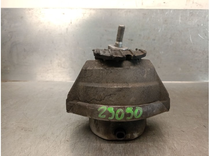 Replacement right engine mount for BMW 5 Touring (E61) 525d OEM IAM reference 6774620 22116774620 