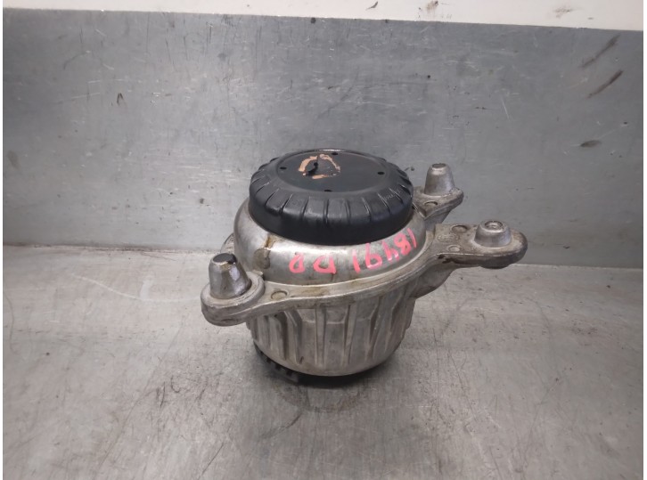 Replacement right engine mount for Mercedes-Benz C-Class (W205) Lim. 2.0 CGI CAT OEM IAM reference A2052400200 