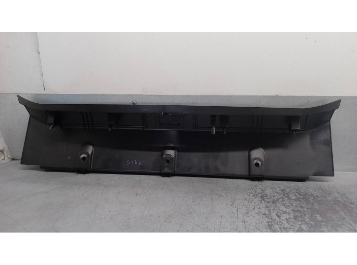 Recambio de molduras traseras para alfa romeo giulia (952) 2.2 jtdm cat referencia OEM IAM 156107229  