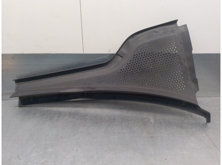 Recambio de molduras delanteras para volkswagen golf vii lim. (bq1) 1.6 tdi referencia OEM IAM 5G1819404B 