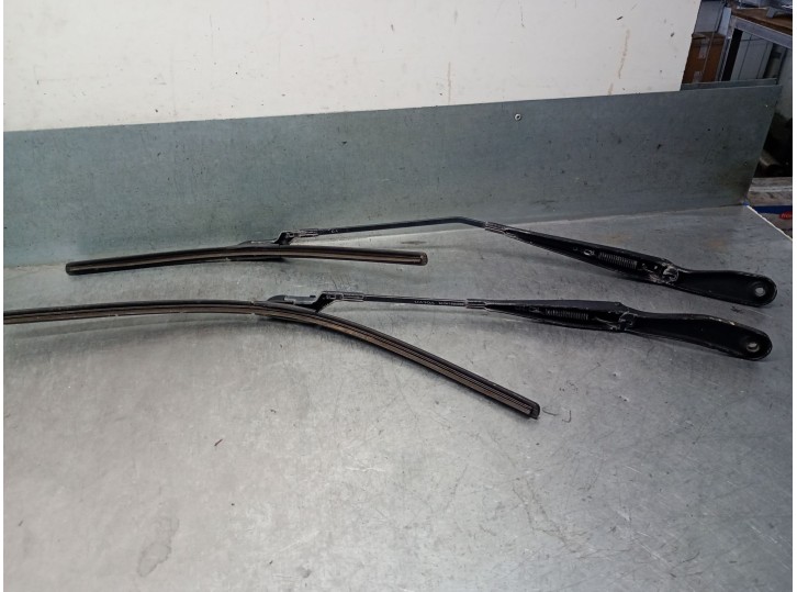 Replacement front right wiper arm for Volvo C30 (533) 1.8 OEM IAM reference 31253997 31253997 