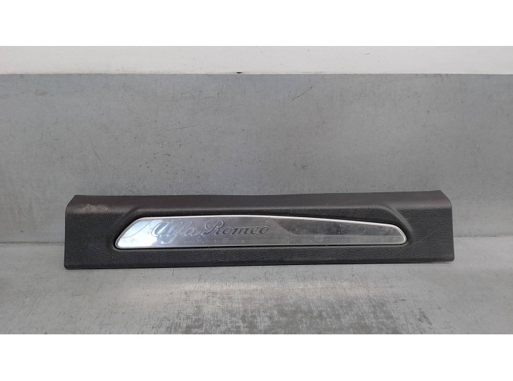 Replacement front moldings for Alfa Romeo Giulia (952) 2.2 JTDM CAT OEM IAM reference 156107572 RIGHT 
