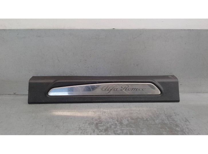 Recambio de molduras delanteras para alfa romeo giulia (952) 2.2 jtdm cat referencia OEM IAM 156107575 