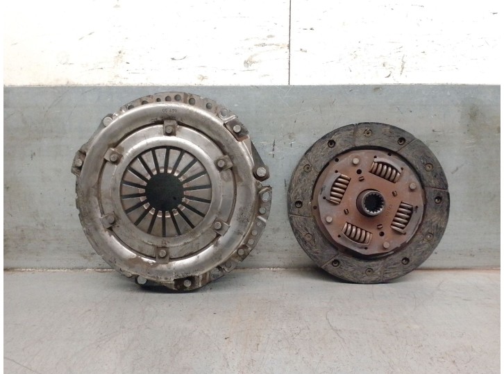 Recambio de kit embrague para ford fiesta berl./express referencia OEM IAM 117001210  LUK