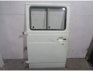 Recambio de puerta lateral corredera izquierda para nissan trade referencia OEM IAM 4773070 BLANCA 6 PUERTAS