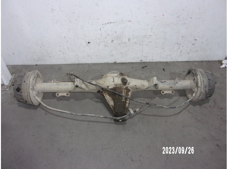 Recambio de puente trasero para nissan trade referencia OEM IAM 4773154 TAMBOR 5 AGUJEROS BURRA 2