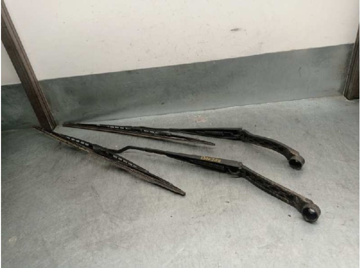 Recambio de brazo limpia delantero derecho para mitsubishi grandis (na0w) 2.0 di-d cat referencia OEM IAM 8250A270  