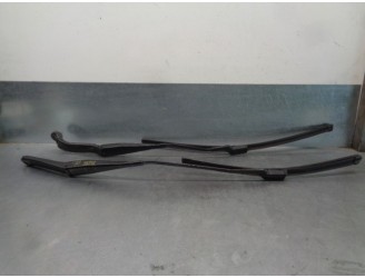 Replacement front right wiper arm for Ford Kuga (CBV) 2.0 TDCi CAT OEM IAM reference 1722102 1722098 
