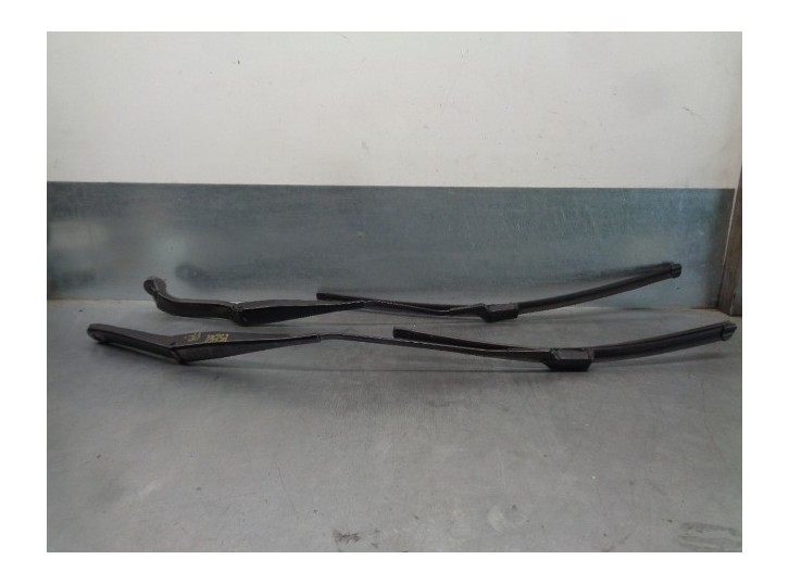 Replacement front right wiper arm for Ford Kuga (CBV) 2.0 TDCi CAT OEM IAM reference 1722102 1722098 
