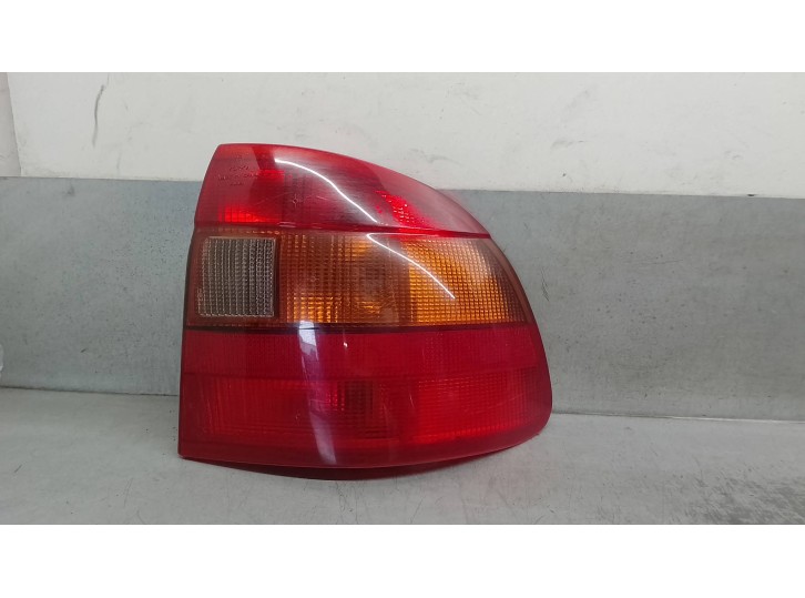 Recambio de piloto trasero derecho para opel astra f berlina 1.6 cat referencia OEM IAM 1222154 4 PUERTAS