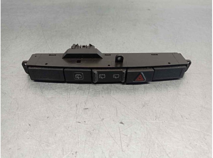Replacement hazard warning switch for Chrysler Voyager (RG) 2.5 CRD Executive OEM IAM reference 04685925AA 