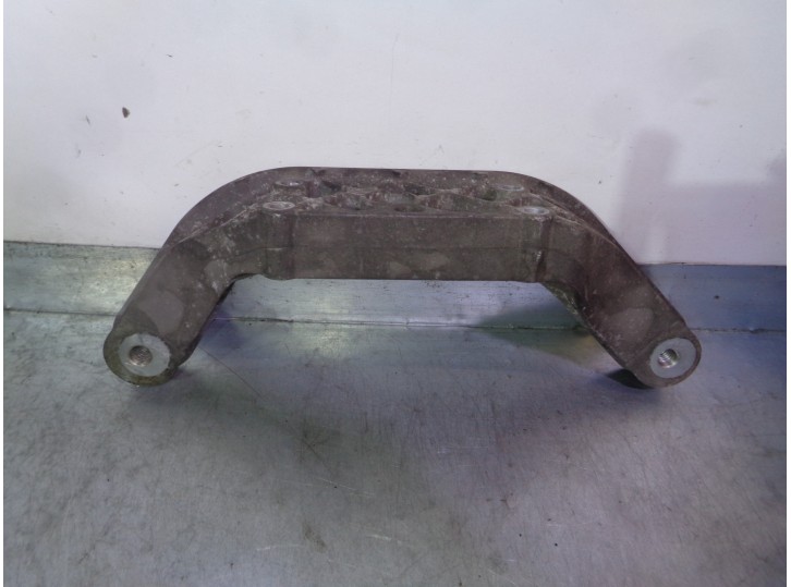 Replacement gearbox mount for Land Rover Evoque 2.2 TD4 CAT OEM IAM reference 6527110600 LR003149 