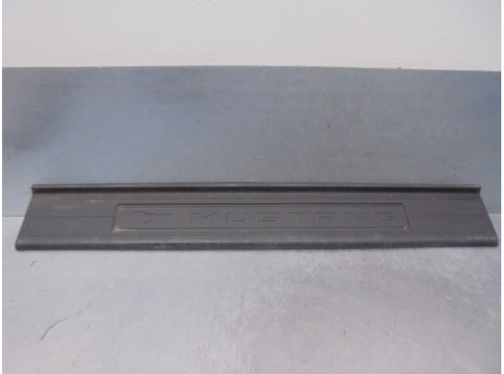 Recambio de molduras delanteras para ford mustang 2.3 ecoboost cat referencia OEM IAM FR3B6313222ADW 