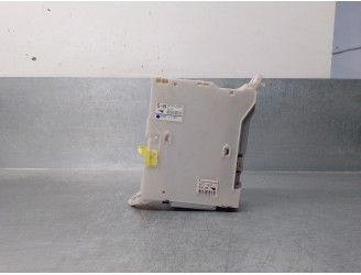 Recambio de caja reles / fusibles para lexus is 200 (ds2/is2) d-cat referencia OEM IAM 8273053050  