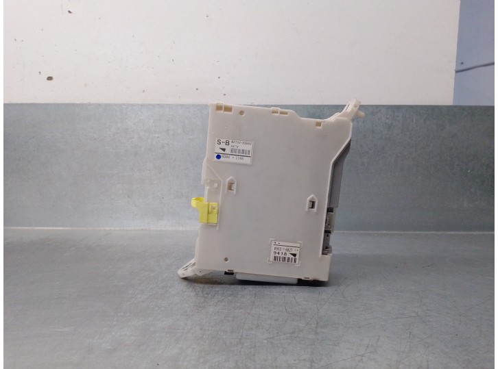 Recambio de caja reles / fusibles para lexus is 200 (ds2/is2) d-cat referencia OEM IAM 8273053050 