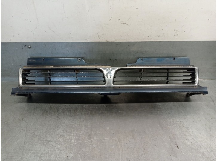 Recambio de rejilla delantera para hyundai santamo 2.0 16v referencia OEM IAM 86350M2000 86350M2010 
