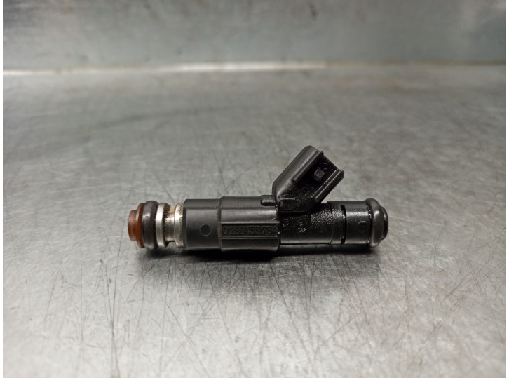 Replacement injector for Chrysler Voyager (GS) 2.4 Family OEM IAM reference 04669938 0280155784 BOSCH