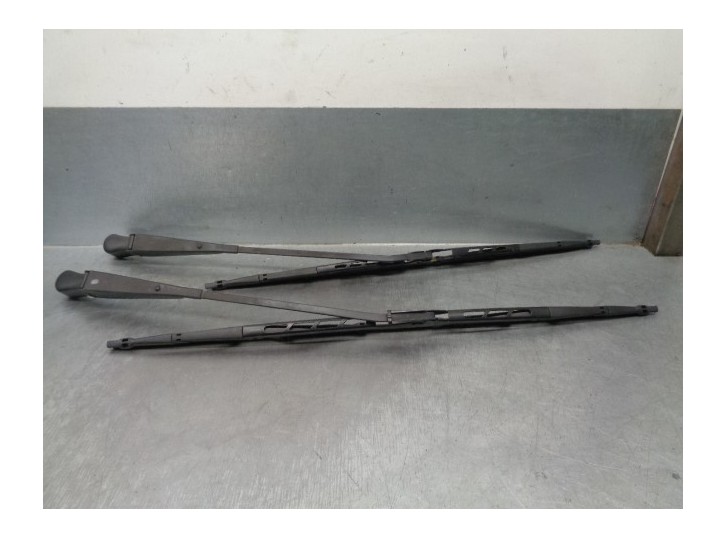 Recambio de brazo limpia delantero derecho para iveco daily caja cerrada (1989 =>) 2.5 diesel referencia OEM IAM 98443364  