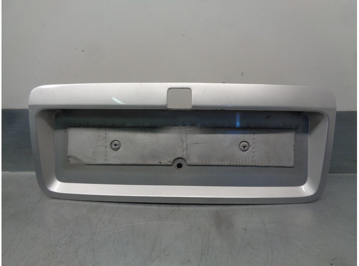 Recambio de molduras traseras para opel vectra b berlina 1.6 16v referencia OEM IAM 09134644  