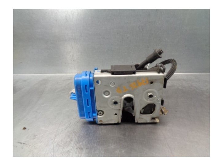 Recambio de cerradura puerta trasera derecha para audi a6 berlina (c4) 2.3 referencia OEM IAM 8D0839016A 4 PUERTAS