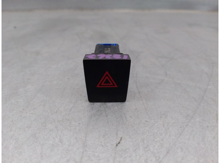 Replacement hazard warning switch for Seat Ibiza (KJ1) 1.0 OEM IAM reference 6F0953235 