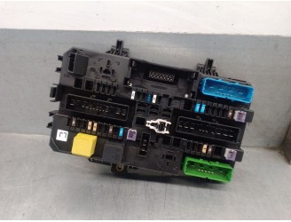 Recambio de caja reles / fusibles para opel zafira b 1.7 16v cdti referencia OEM IAM 13268287 5DK00866925 HELLA