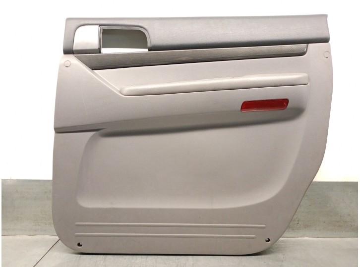 Recambio de guarnecido puerta trasera derecha para ssangyong rodius ii 2.0 xdi referencia OEM IAM K7220221000 732A221002ACO 