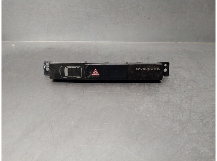 Replacement hazard warning switch for Mitsubishi L 200 (KL0/KJ0) 2.2 Di-D CAT OEM IAM reference 8002C293 