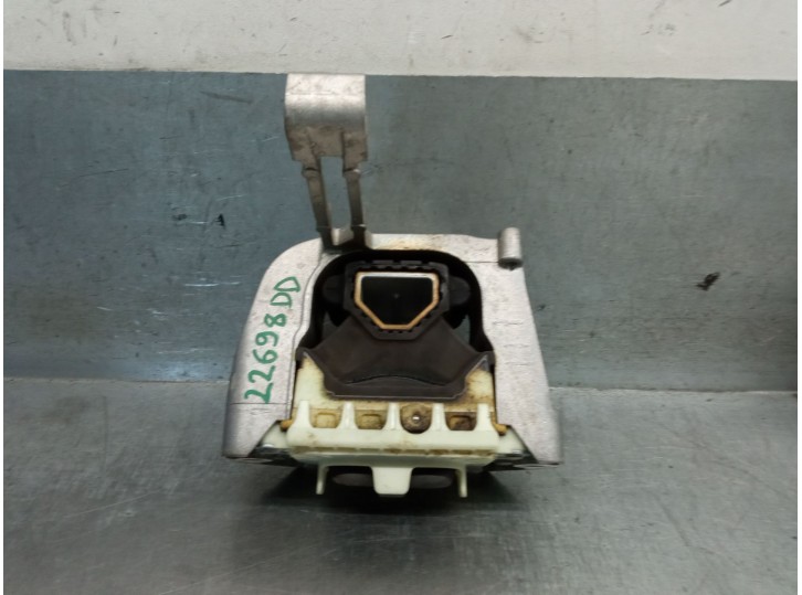 Replacement of right engine mount for Volkswagen Taigo (CS1) 1.0 TSI OEM IAM reference 2Q0199262BK KCB1DDK2HC0 