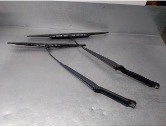 Recambio de brazo limpia delantero derecho para toyota avensis berlina (t 22) 1.6 16v referencia OEM IAM 8521105051 EL PAR DER/I