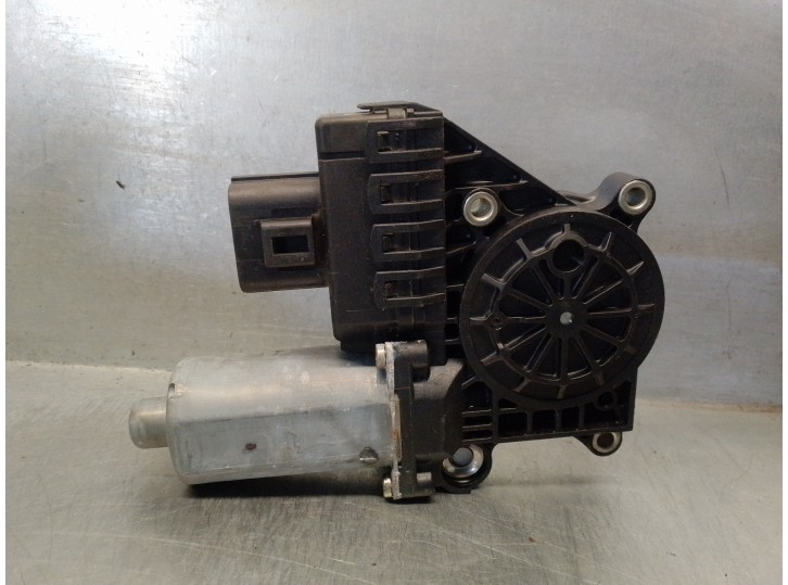 Recambio de motor elevalunas delantero izquierdo para ford mondeo iii (b5y) 2.0 tdci referencia OEM IAM 0130821770 8 PINES 5 PUE