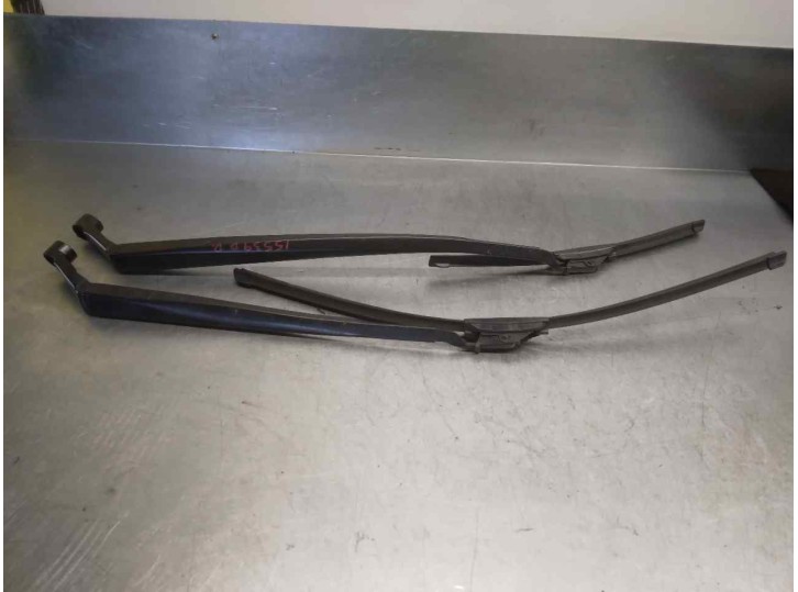 Recambio de brazo limpia delantero derecho para toyota verso comfort referencia OEM IAM 