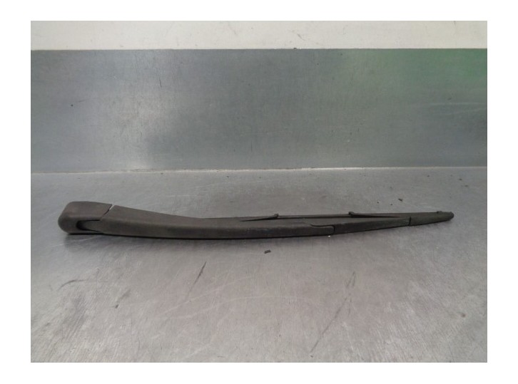 Recambio de brazo limpia trasero para mazda 3 berlina (bk) 2.0 diesel cat referencia OEM IAM BP4K67421 